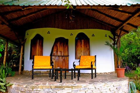 Hobbit Cob Cottage near Hot Springs, 45 min to LIR