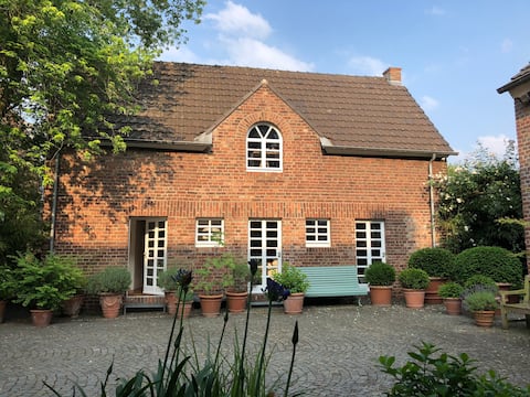 Top Airbnb: Beautiful, cozy guest apartment in Düsseldorf