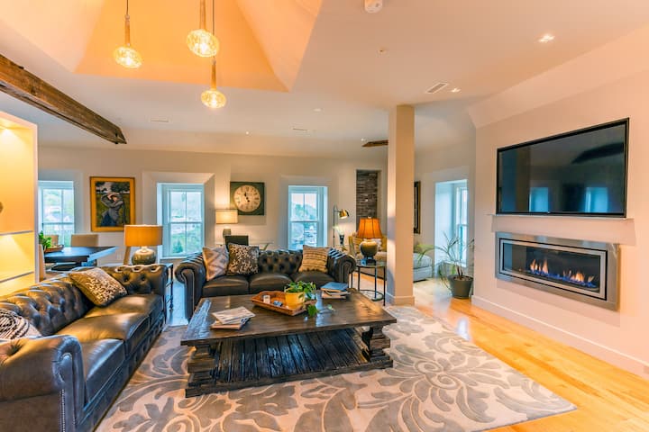 Luxe Penthouse Retreat - Harbor Views, Downtown