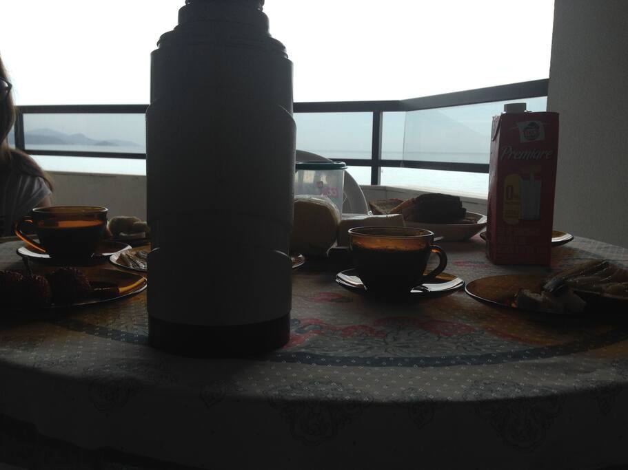 café da manhã de frente para o mar