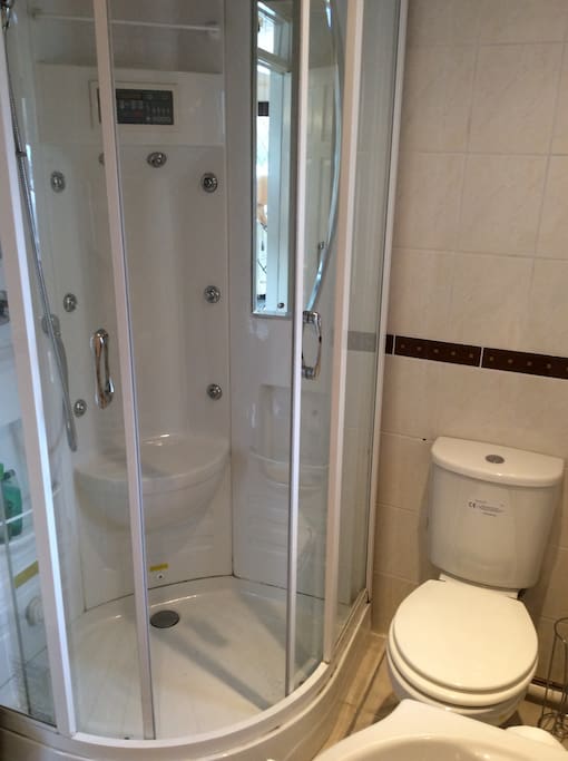 Deluxe shower cabin
