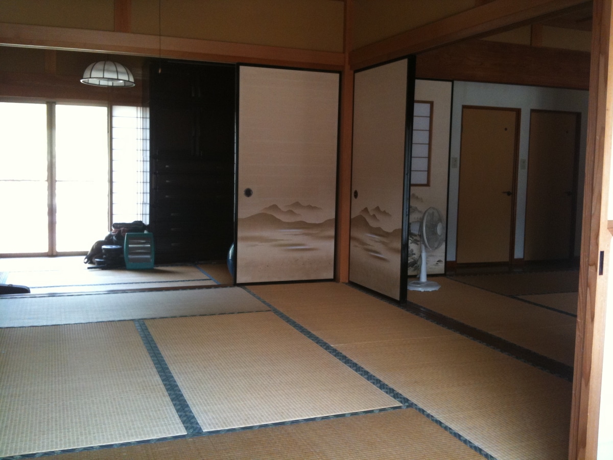 The room will be a Japanese-style room.
Please have a relaxing time with the fragrance of tatami mats♬
From this season, we have basically split the room with you.
