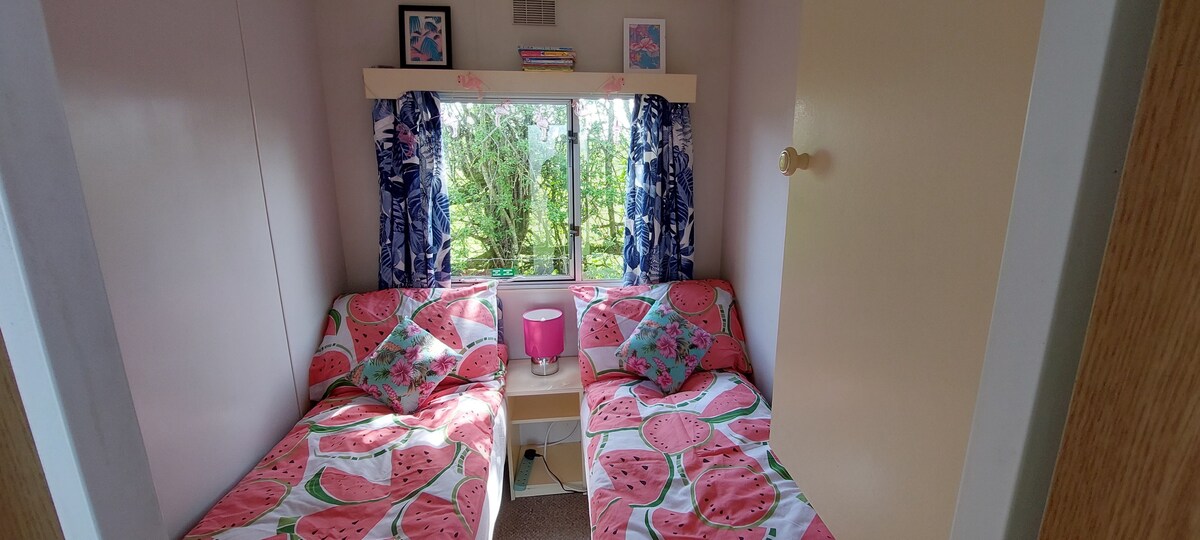 Acogedor dormitorio doble con camas pequeñas, ¡solo apto para niños!