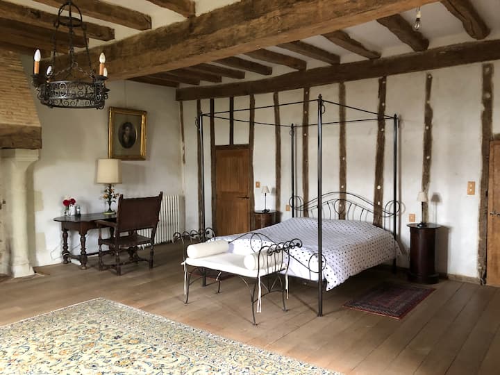 Dhoma e parë e gjumit 45 m2 me krevat me katër shtylla dhe oxhak 15 tufa. Banjë dhe tualet brenda dhomës 