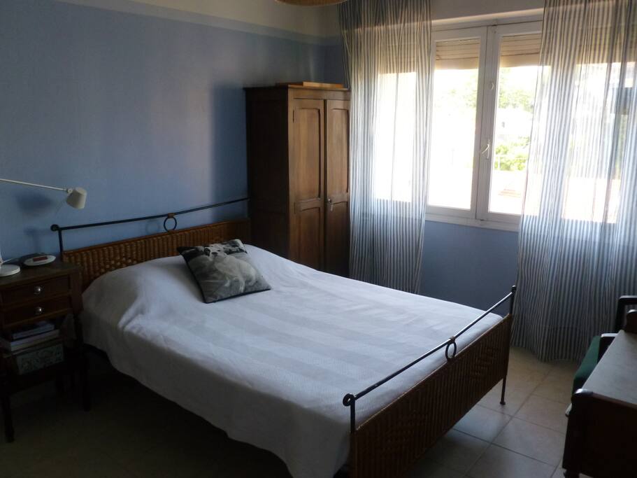 chambre 1: lit double