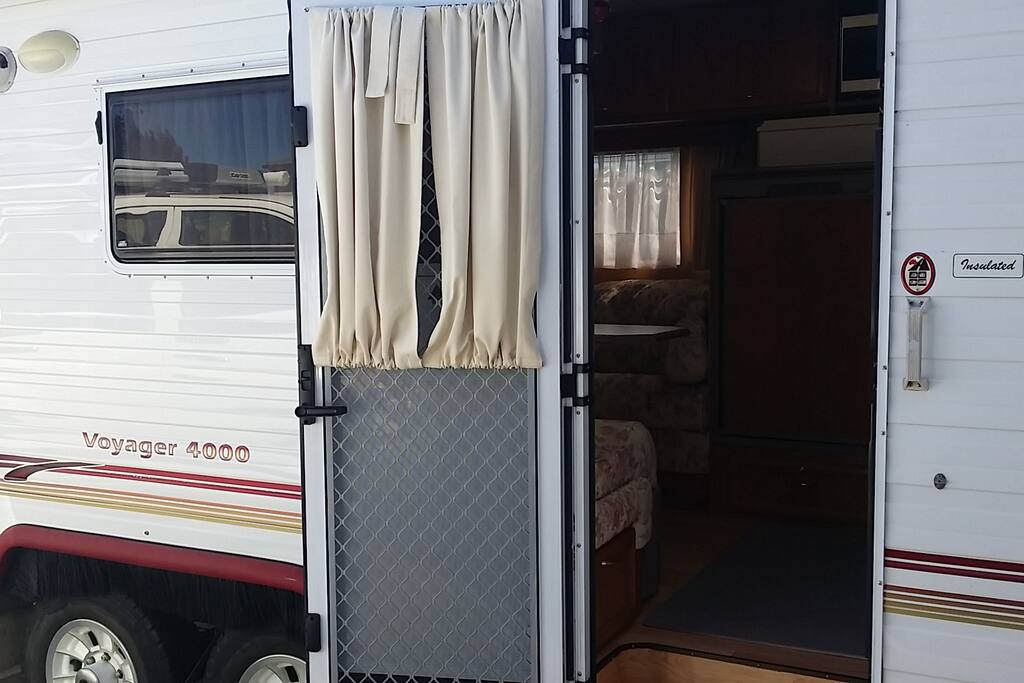 Entry to Roadstar Voyager 4000 located 5 mins/walking distance to golf course and Spring Resort. Under 10mins to CBD and most attractions under an hour with half a dozen beaches, wineries, etc within 30 mins.