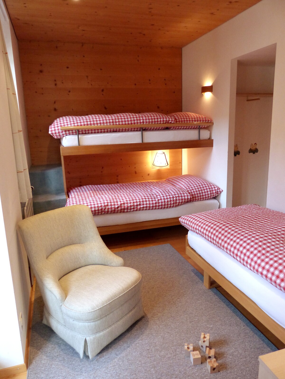 Dormitorio (norte) con 3 camas separadas. 