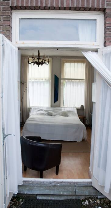 High quality kingsize bed that can be seperated into 2 beds.