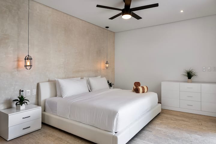 El dormitorio principal tiene una unidad de aire acondicionado rápida y fría y cargadores USB.