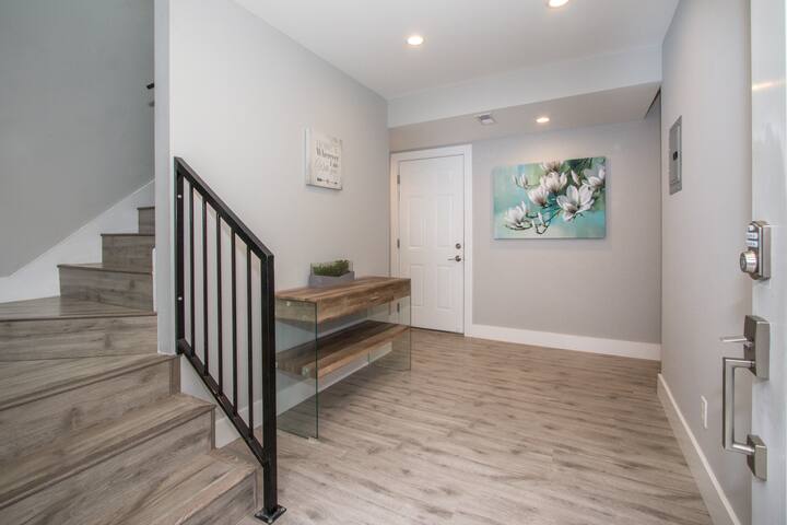 SF Luxury living! 8bed/5bath 1 block from subway! gallery image 3