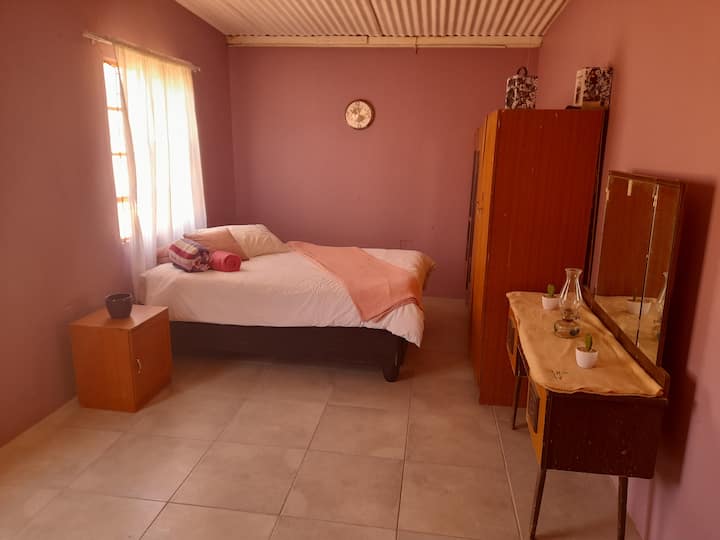 Спална соба број два. Многу е просторна и собира три лица, а има и дополнителен единечен кревет на барање. 