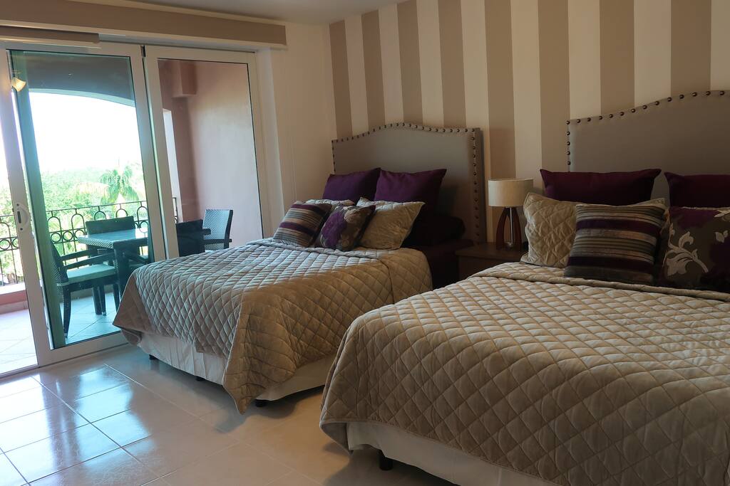 Main bedroom with 2 Queen beds. Habitación principal con 2 camas Queen.