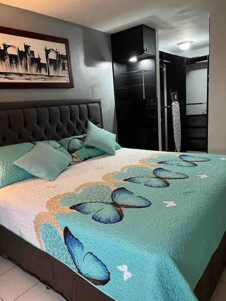 Луксозна и стилна родителска спалня с двойно легло, климатик, работна станция, работна станция, дрешник и самостоятелна баня. 