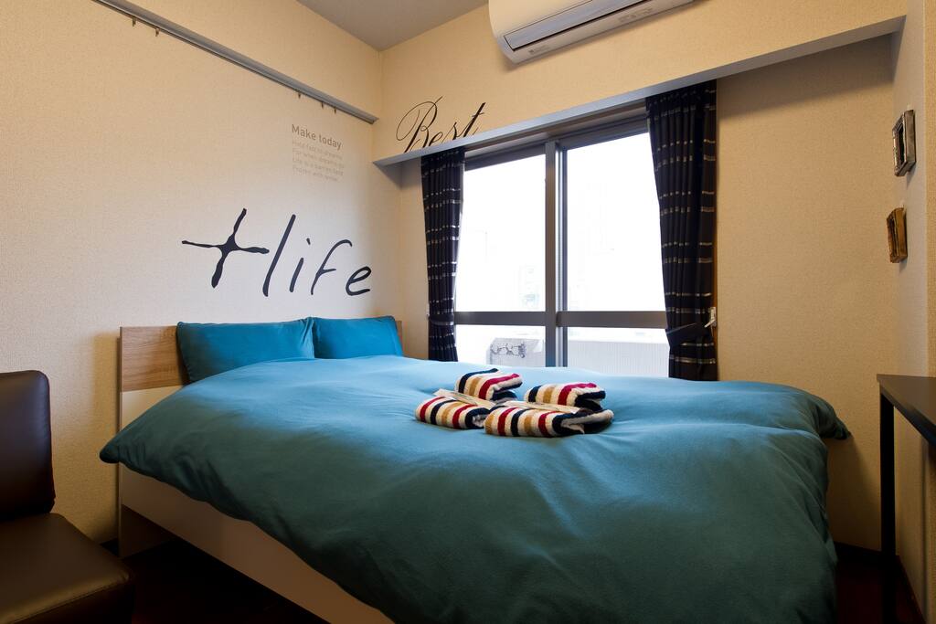 ダブルベッドで2名が快適に就寝できます。 Double bed