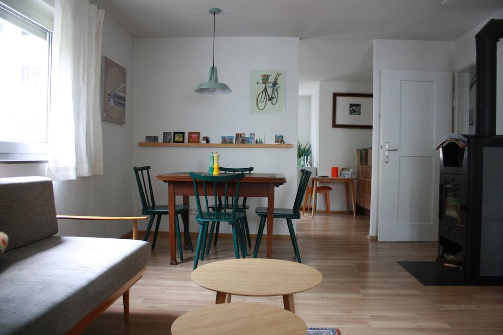Wohn-und Esszimmer mit gemütlichem Kamin