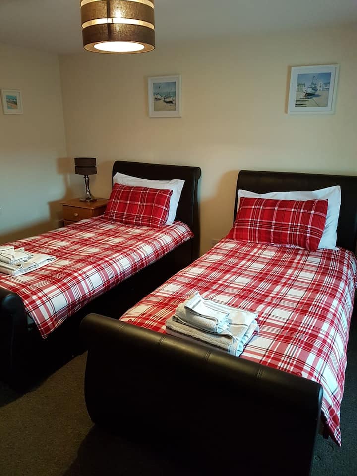 Prelepi novi kožni kreveti sa dušecima vrhunskog kvaliteta