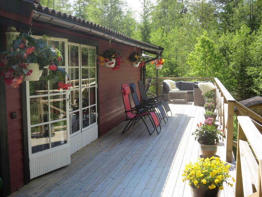 60 kvm terass runt hela huset. Takentré med sittplatser vid ingången. Hörnsoffa i rotting, hög kvalitet, samt matbord och stolar för 6 personer. Flera sol- och vilstolar. Grill.