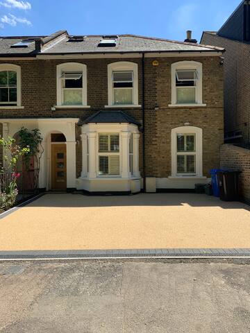 Beautiful home in Chiswick with car parking