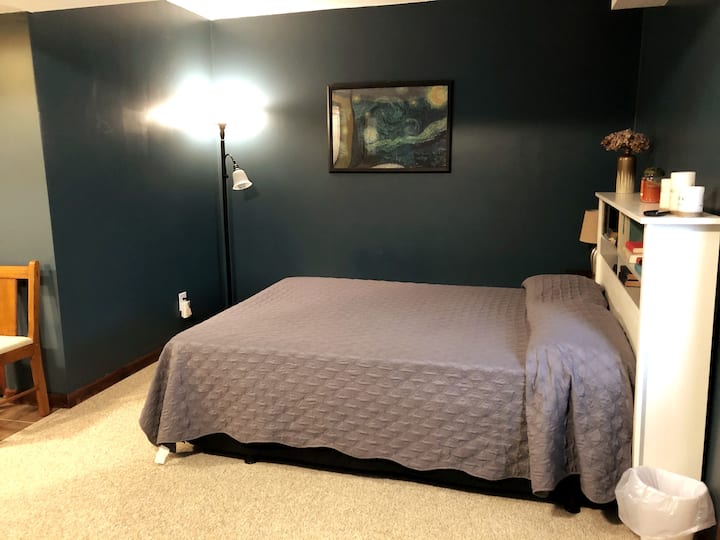 Cama tamaño queen en el dormitorio de abajo