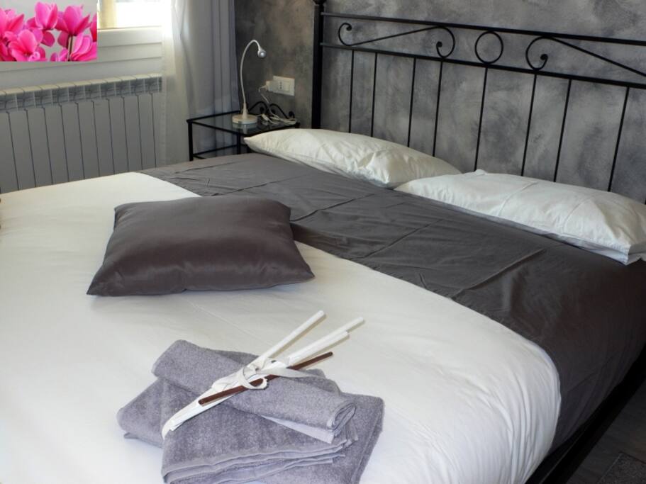 camera con letto matrimoniale -
bedroom with double bed