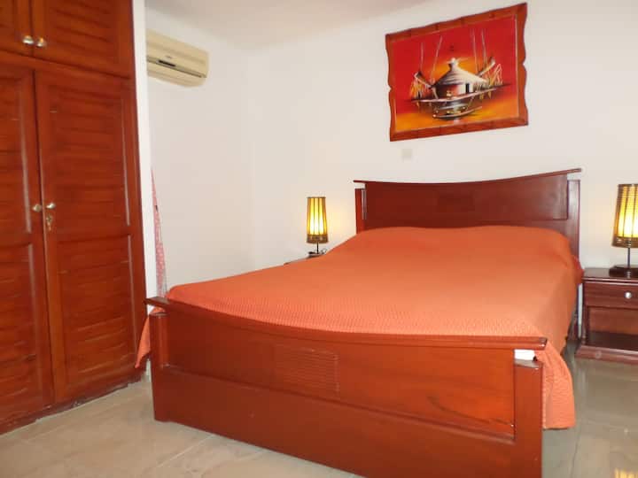 La chambre est climatisée et équipée d'un lit double standard (1,40 m X 1,90 m)