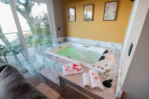 Romantic Loft with Jacuzzi next to Gramado