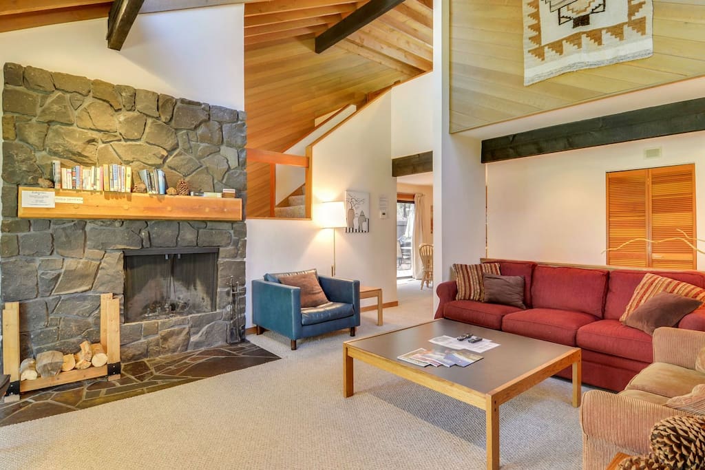 Couch,Furniture,Indoors,Room,Living Room