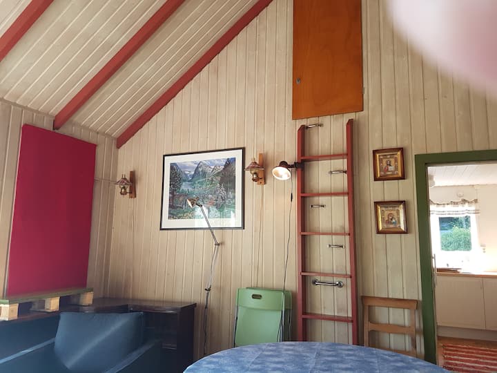 La cabaña fue construida en 1958. Es pequeño, el área de servicios públicos es de unos 60 metros cuadrados. Es compacto con un estándar simple.