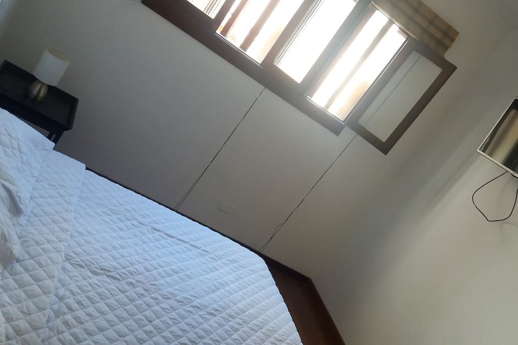 o quarto possui TV à cabo.