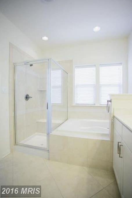 Spotless clean Private bathroom with shower and tub, shampoo/conditioner and bodywash included