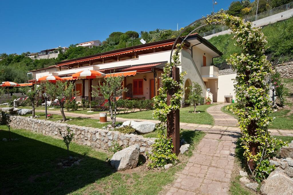 Scorcio del Giardino con fiori