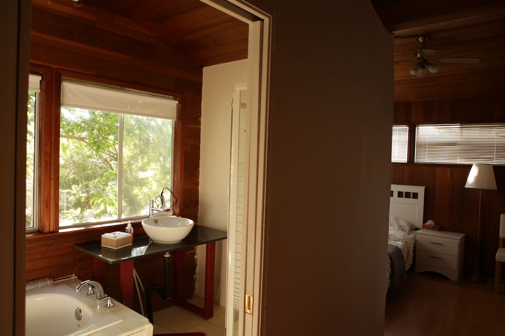 Sunny Romantic Log Cabin with Backyard view (private washroom)