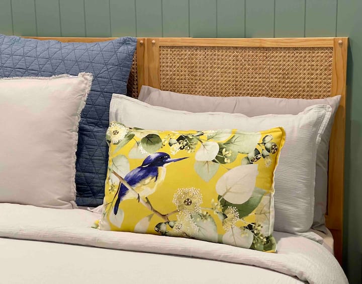 Суперголямо двойно легло с луксозно спално бельо в романтична ферма за двойки 