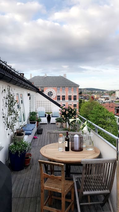 30 square meters balcony with a large dining table, deckchairs and still a lot of space to enjoy the spectacular panorama view over North, East, and South of Oslo