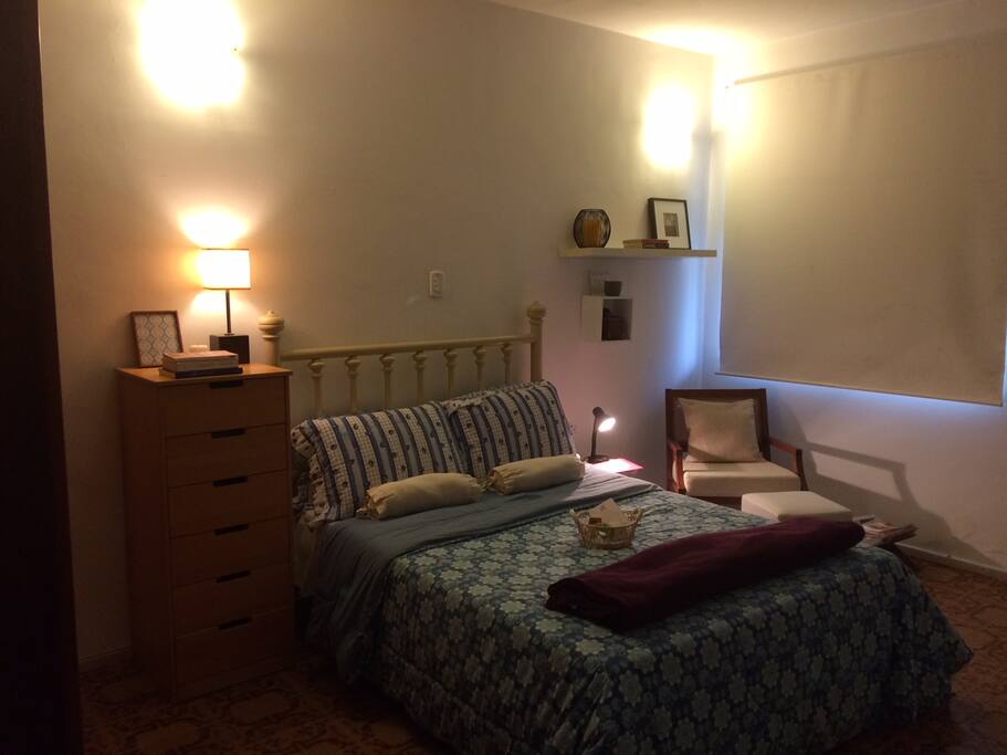 Quarto aconchegante com TV, Wi Fi e Split.
