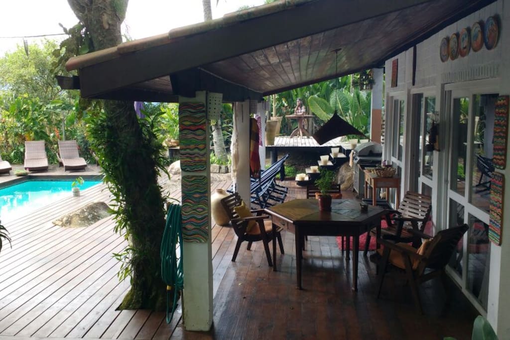 Piscina e entrada da casa
