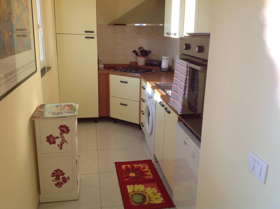 Cucina dotata di lavastoviglie e lavatrice