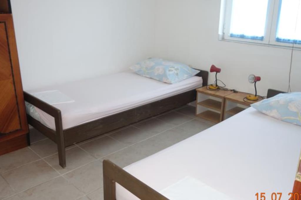 north room with 2 single beds (10m2)