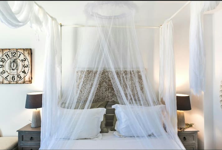 Summer Lovers Villa | Private Spa & Outdoor Pool gallery image 4