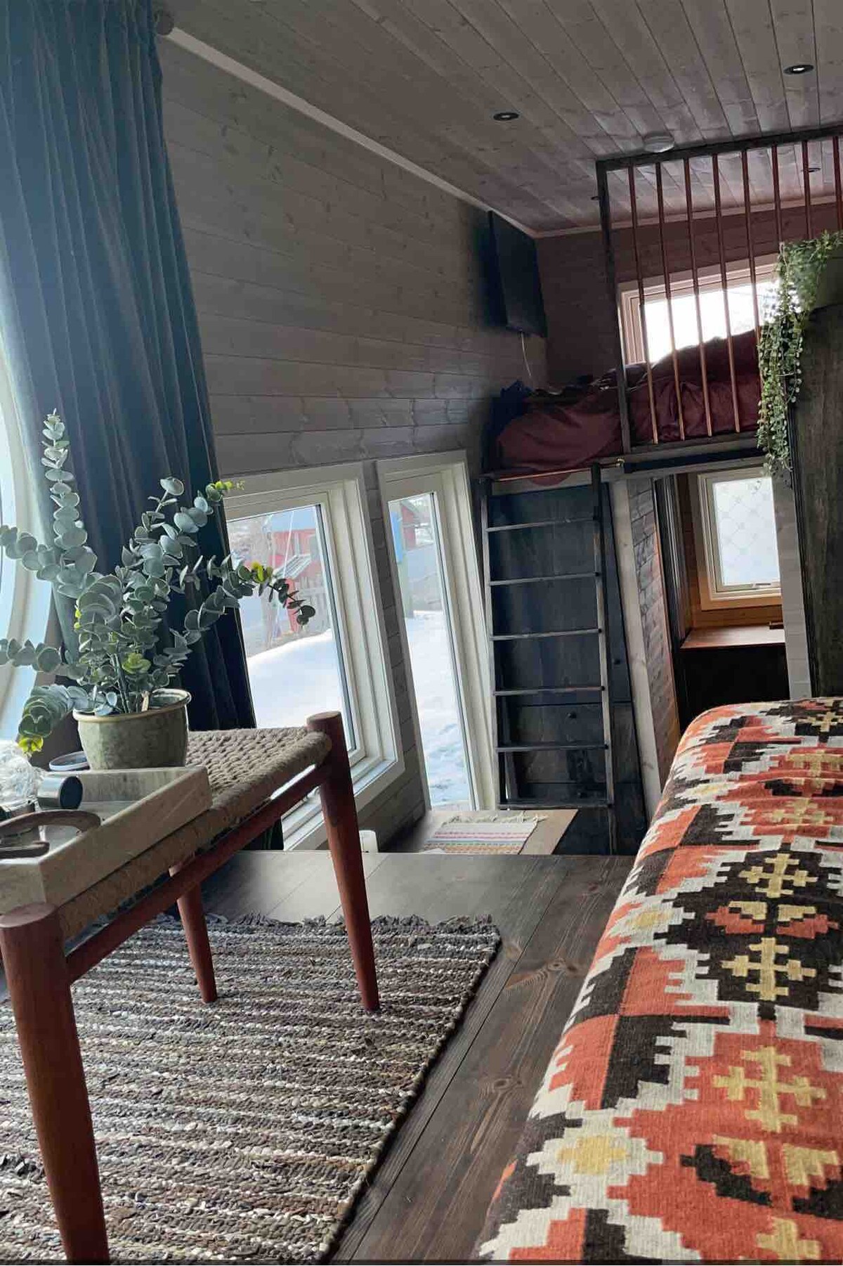 Cama doble en loft. También hay una cortina de elevación que se puede bajar para protegerte. Televisión inteligente Samsung con Apple TV