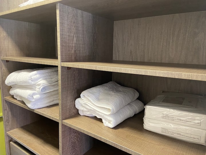 El departamento queda habilitado con sábanas y toallas blancas.