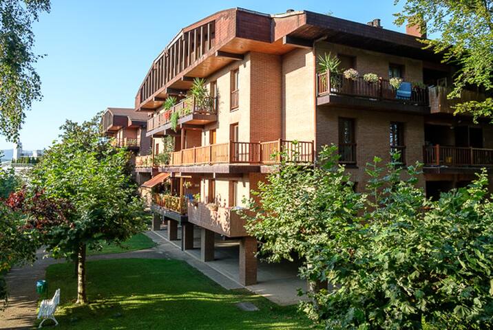 Beautiful 4 Bedroom apartment with pool&garden gallery image 3