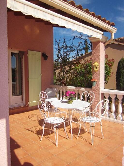 sa terrasse intimiste avec store...