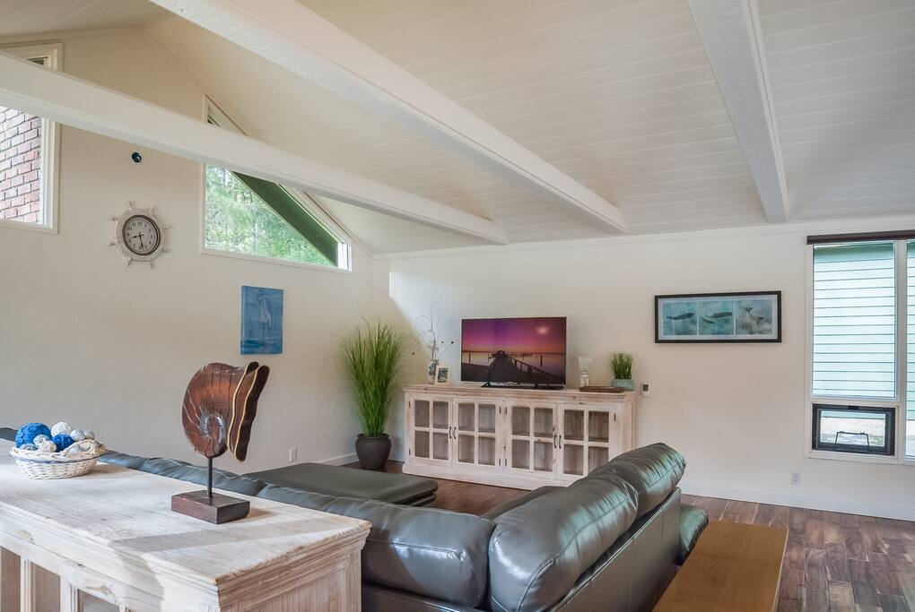 Living Room with 50' flat screen television with Directv Satellite service.