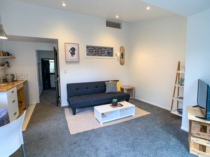 صورة الغرفة الرئيسية 1: فاصل الباب بين الغرفة الرئيسية وغرفة النوم.