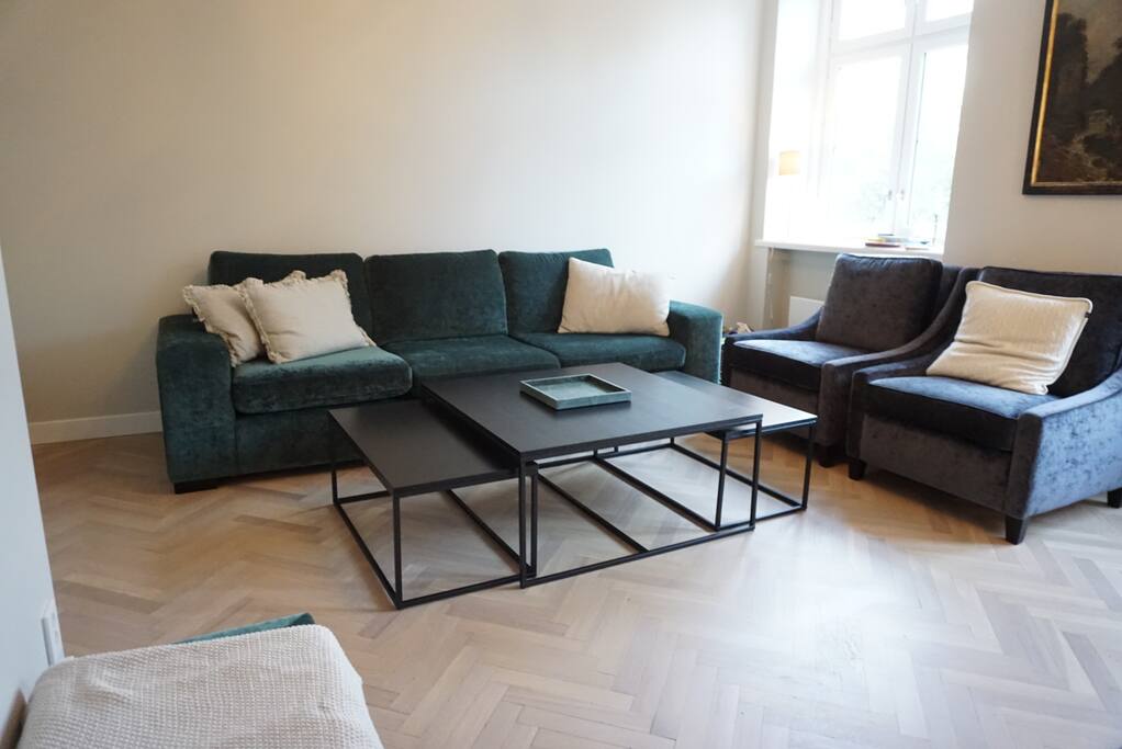 Godt med sitteplass i stuen med utgang til balkong