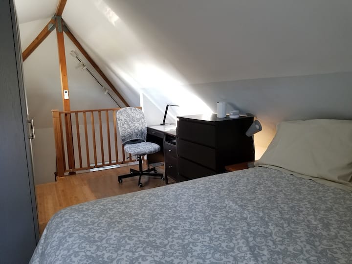 שידה ושולחן כתיבה, לופט למעלה.