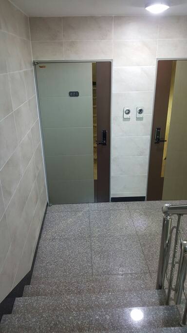 싸이팜 빌리지 A동 301호
비번은출입때연락주시면알려드립니다.
010-4375-7802주인번호