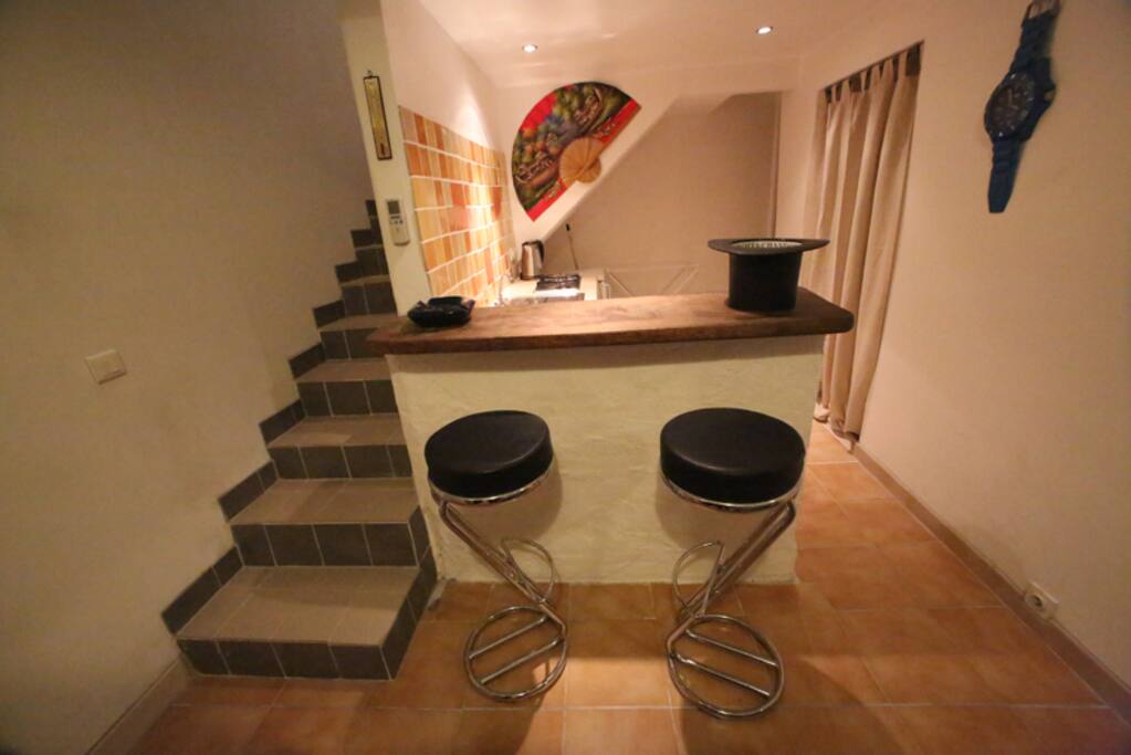 Coin repas avec la kitchenette en arrière plan. Sympa!
