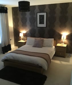 Lovely Modern  Double Room - Near City Centre